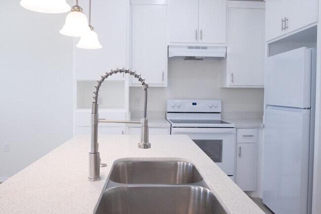 Building Photo - 2216 E Valley Cir