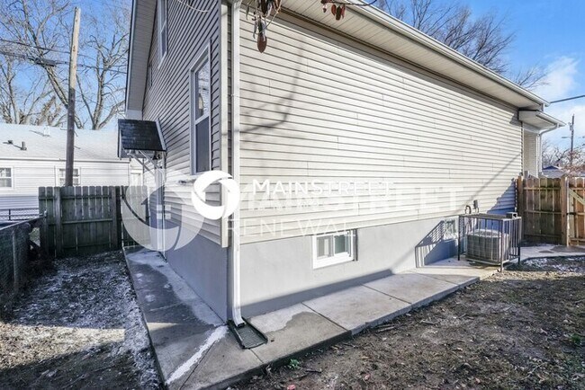 Building Photo - 3 Bedroom Pet-Friendly Home in Louisville, KY with Main Street Renewal