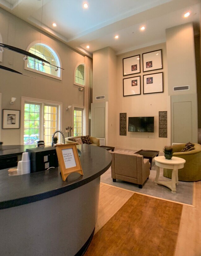 Building Photo - Great 1/1 Condo unit with city view