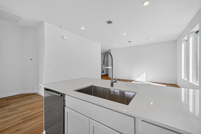 Building Photo - 11119 Poplar Tree Dr