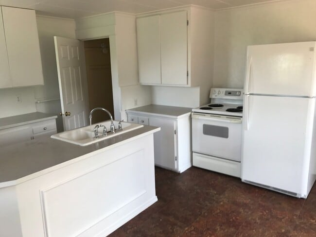 Building Photo - Charming 3 bed South Spokane Farm House