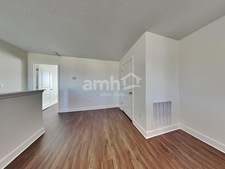 Building Photo - 5630 Oesterle Rd