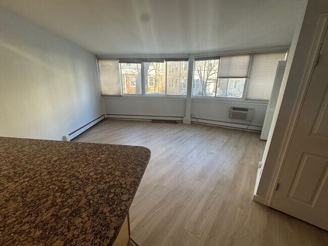 Building Photo - 516 Green St