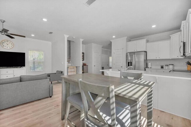 Building Photo - Three Bedroom Two and a half Bath In Hammock Oaks