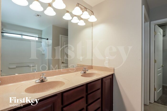 Building Photo - 2758 N Saramano Ln