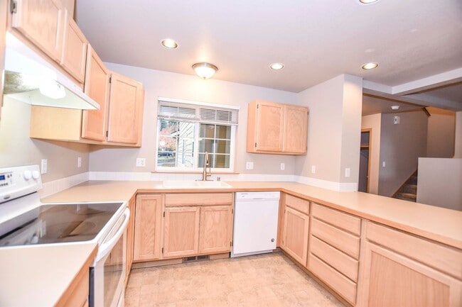 Building Photo - 2-story home on private cul-de-sac!