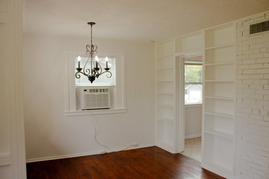 Building Photo - 107 W Newcomb Rd