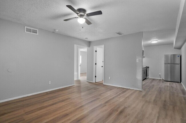 Building Photo - 865 S Douglas Ave