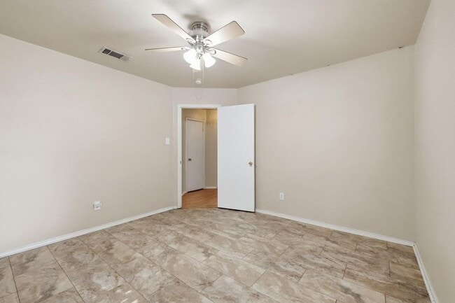 Building Photo - 100 Oak Hollow Ln
