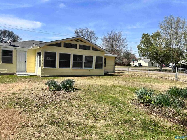 Building Photo - 14001 Sandhurst Dr SW