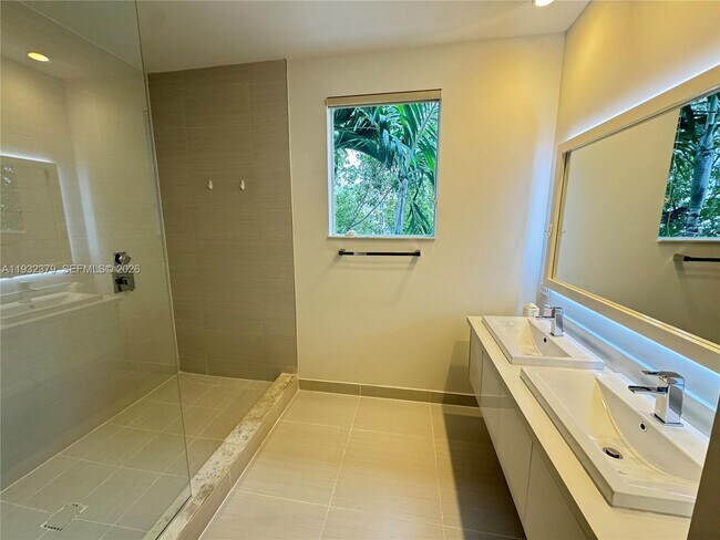 Building Photo - 10550 NW 65th Ln