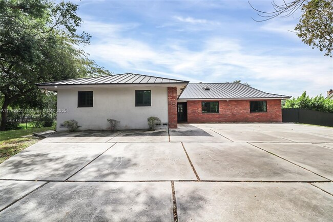Building Photo - 9620 NW 26th Ct