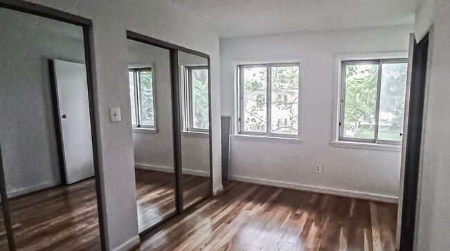 Building Photo - Sunlit 2 Bed 1 Bath, 3 Level Townhome in S...