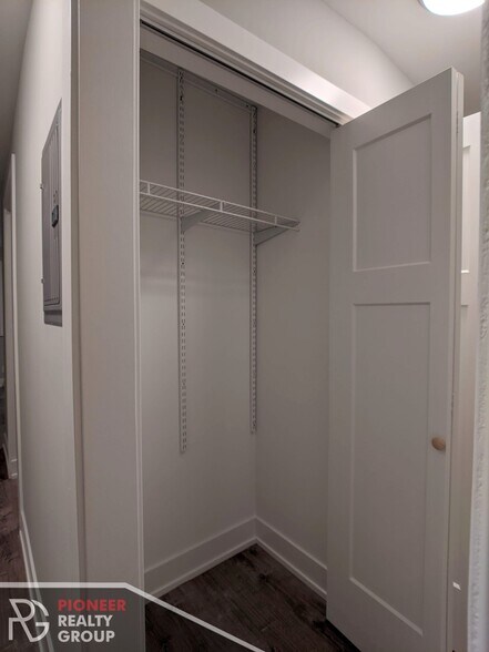 Building Photo - 546 W Surf St