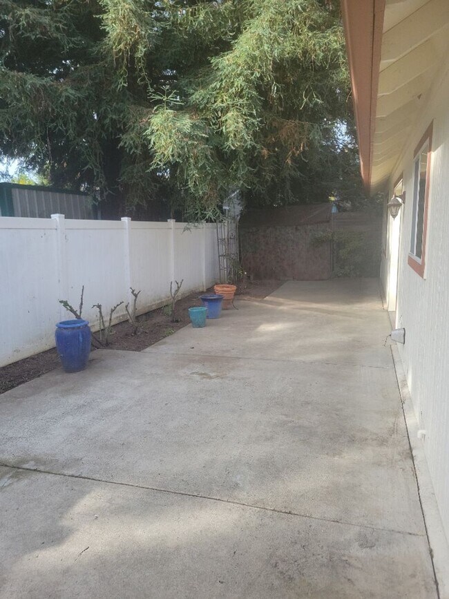 Building Photo - Beautiful 3 bed/2 bath home in Rogue River, OR