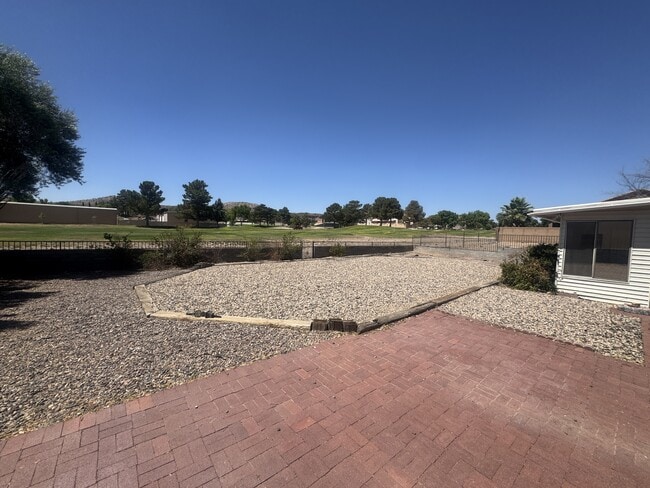 Building Photo - 935 Country Club Dr