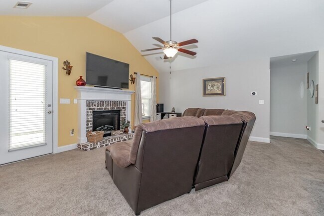 Building Photo - 4 Bedroom 2 Bath Canterbury Farms