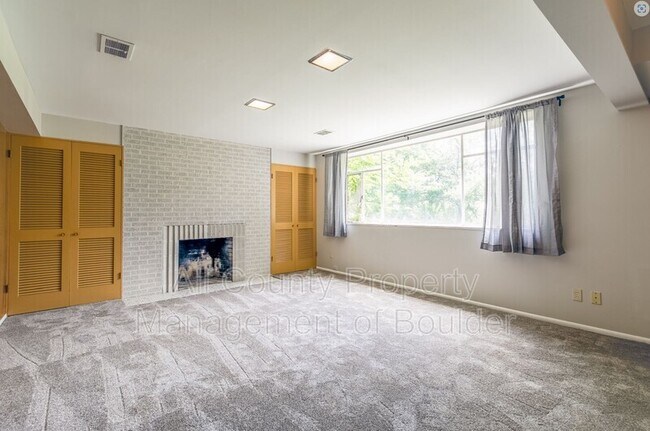 Building Photo - 2360 Balsam Dr