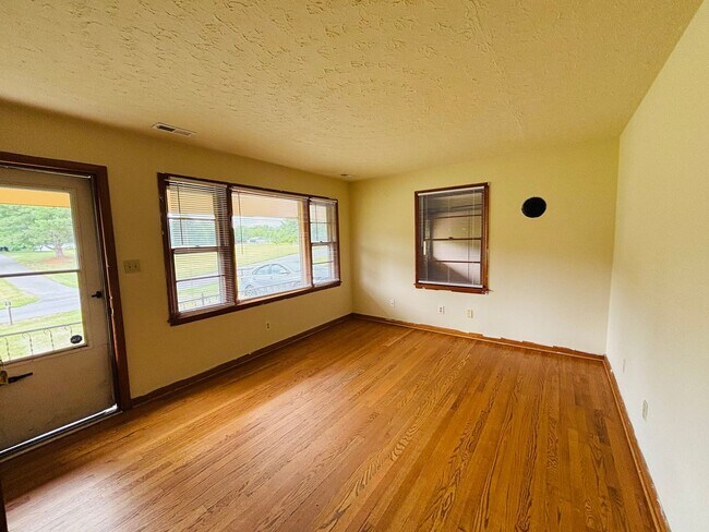 Building Photo - 1504 Thomas Ln