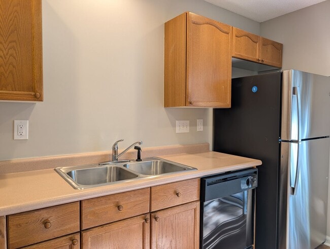 Building Photo - Pristine, 2 bed, 2.5 bath Townhome Located...