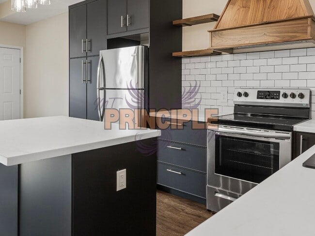 Building Photo - Park Street Tri-plex