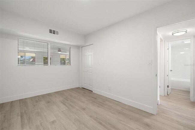 Building Photo - 4135 Des Moines St NE