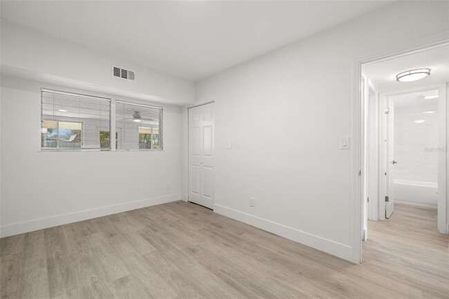 Building Photo - 4135 Des Moines St NE