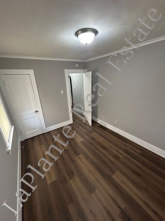Building Photo - Charming 2-Bedroom Home in Toledo – Cozy &...