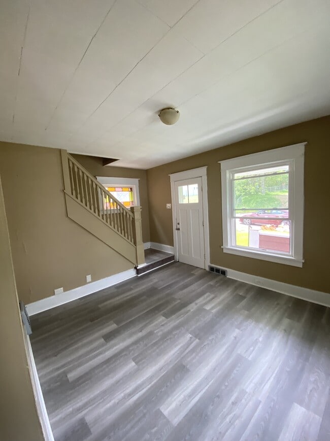 Building Photo - 285 Malleable St