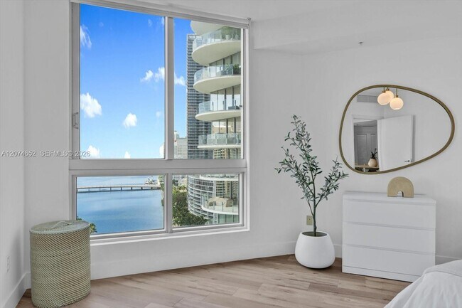 Building Photo - 300 S Biscayne Blvd