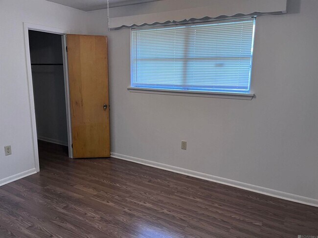 Building Photo - 3135 Woodcrest Dr