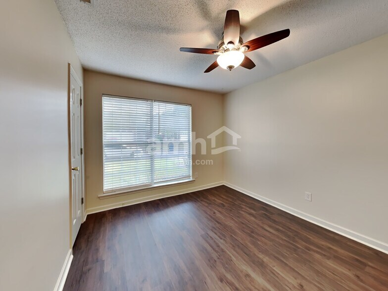 Building Photo - 10188 Kay Oak Cove
