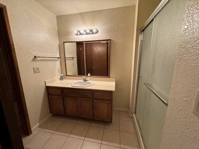 Building Photo - Beautifully spacious 3 bedroom 2 bath home...
