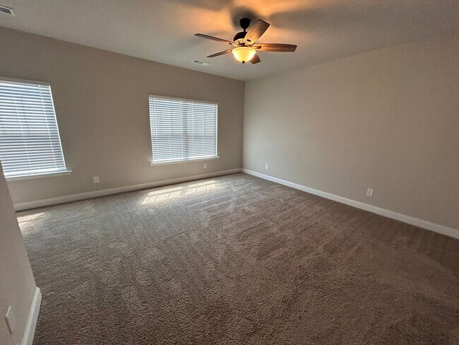 Building Photo - 204 Pebble Ln