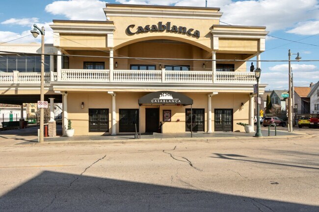 Building Photo - 2 bed 1 bath located right off Brady St - ...