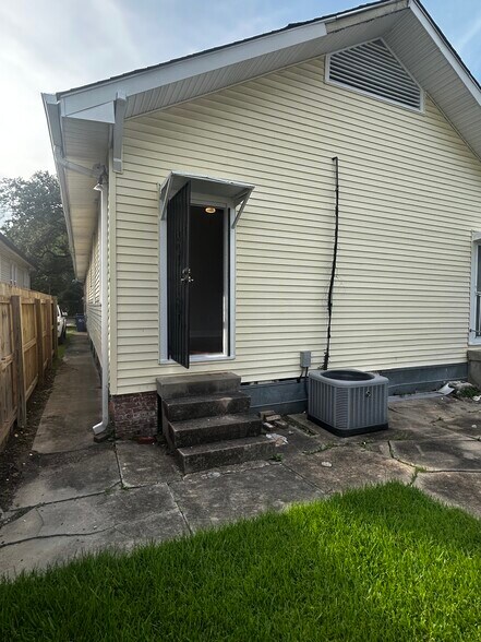 Building Photo - 2220 Nashville Ave