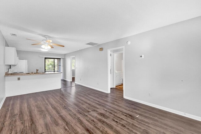 Building Photo - Second Floor Apartment Available in Wilmington!