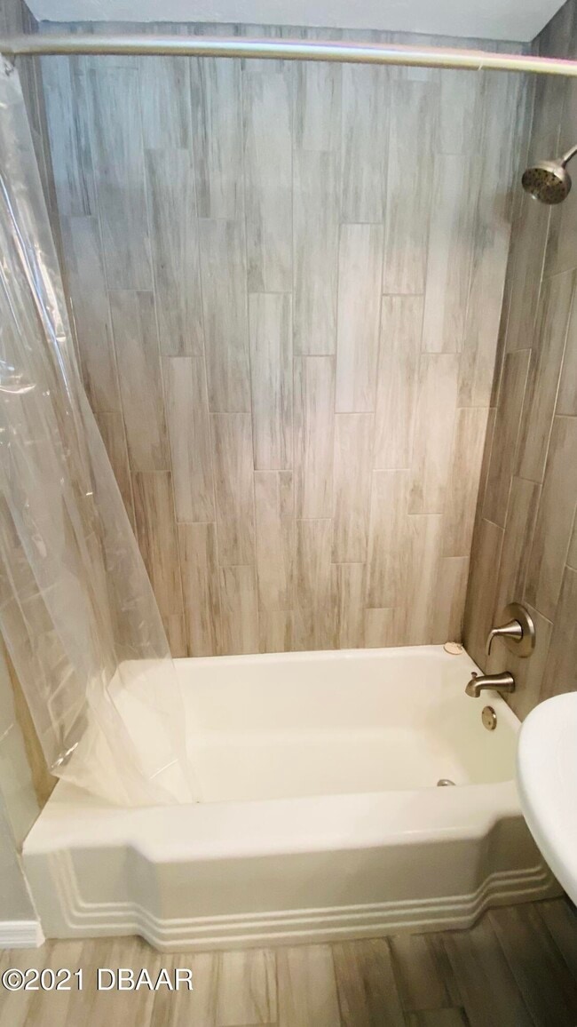 Building Photo - 914 N Wild Olive Ave