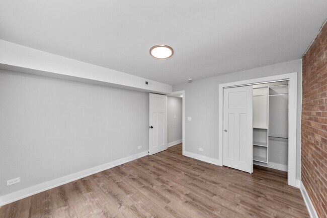 Building Photo - 1220 N La Salle Dr