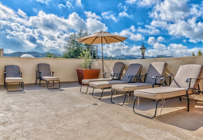 Building Photo - Parc St Clair West