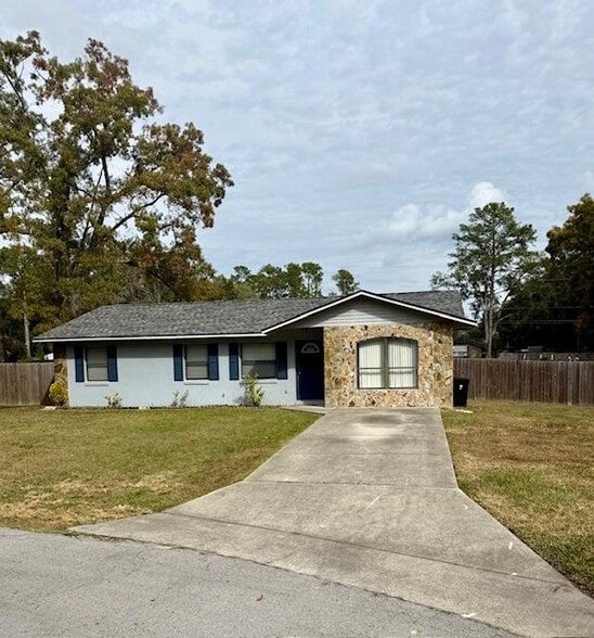 Primary Photo - 11 Hemlock Circle Ter