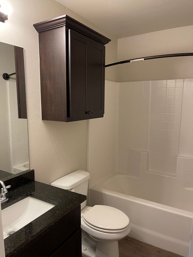 Building Photo - Walk to downtown Edmond!  3 bed 2 bath 2 c...