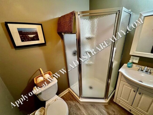 Building Photo - Beautiful 2 Bed 2.5 Bath Townhome Near The Plaza - Available NOW!!