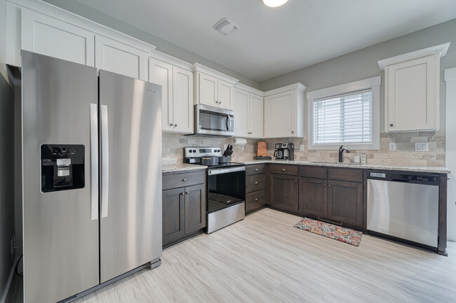 Building Photo - Saturn Townhomes