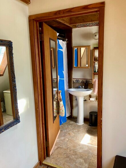 full bath - 341 Glendale Ave NE