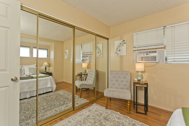 Building Photo - Beautiful 3 bedroom 1 1/2 bath townhome in Pearl City w/2 parking side by side