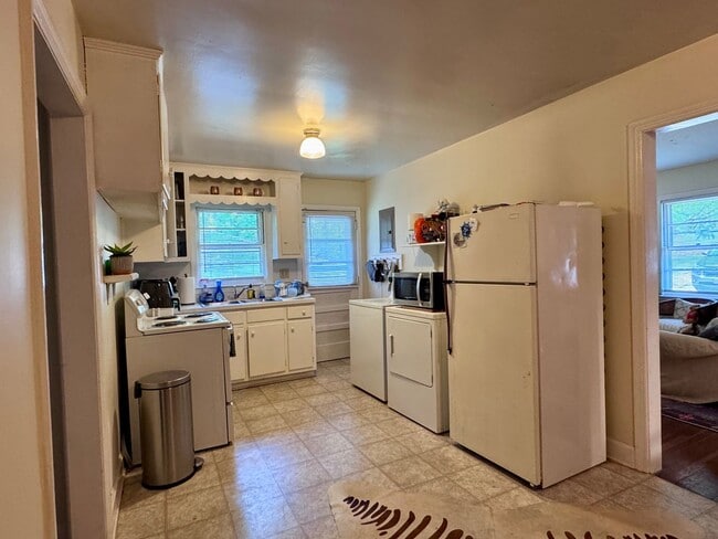 Building Photo - Duplex close to UNC Hospitals