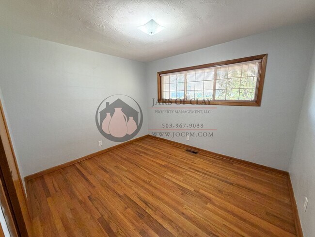 Building Photo - 3BR Single-Level Home in NE Salem | Tons of Storage!