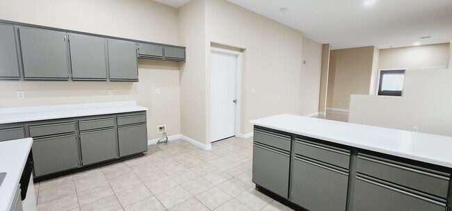 Building Photo - HAVE YOU SEEN THIS???