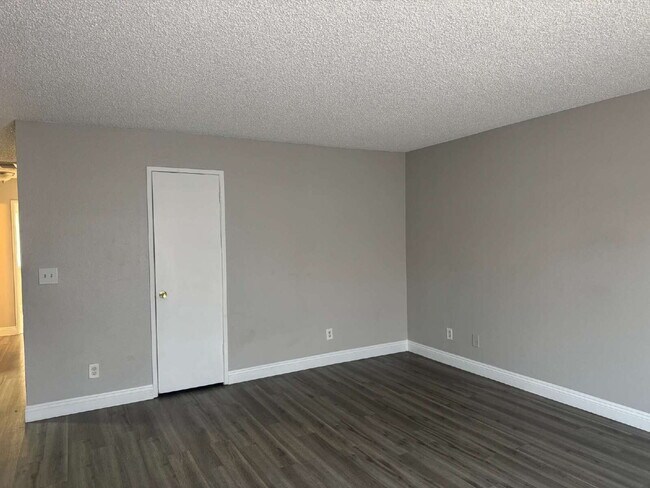 Building Photo - Spacious 2 Bed, 2 Bath Unit – Great Location!